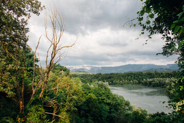 Obraz na płótnie Canvas Paysage d'une rivière. La Drôme. L'Isère. Un ciel orageux sur une rivière.