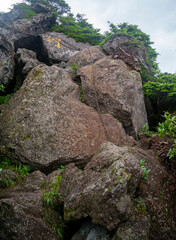 北八ヶ岳・三ツ岳の登山道　岩場