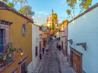 Obraz premium Aerial Drone Shot From Narrow street in San Miguel de Allende Cathedral at evening light in Guanajuato, Mexico