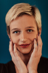 Photo Beautiful businesswoman, successful confident young woman posing with hands on face. Selective focus 