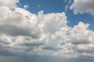 Obraz premium Blue Sky with White Clouds up in the sky