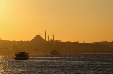 Obraz premium Istanbul - Turkey, Mosque silhouette in sea view at sunset
