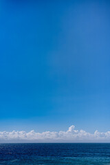 透き通る青空と入道雲と海