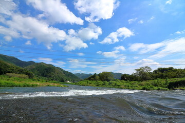 Fototapeta na wymiar 急流の川と田舎の風景