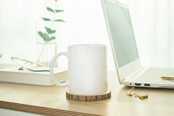 테이블 위에 머그 목업