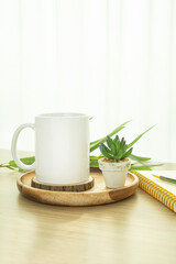 테이블 위에 머그 목업