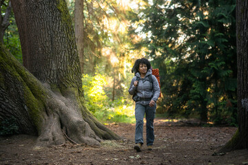 Naklejka premium U.S. Army female soldier putting in the miles with an early morning hike in the NorthWest.