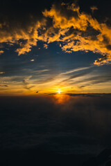 Obraz premium 富士山の頂上からの御来光