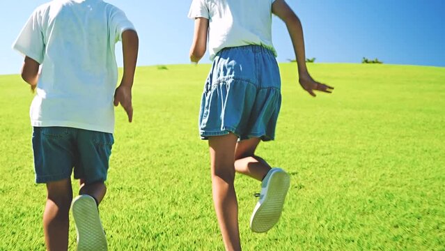 青空の公園を走るアジア人の子供
