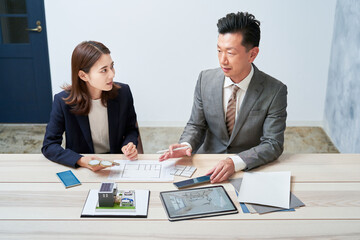 住宅の設計を計画するビジネスマン