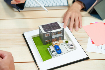 屋上に太陽光パネルを備えた住宅の模型