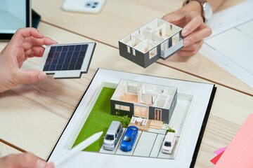 屋上に太陽光パネルを備えた住宅の模型