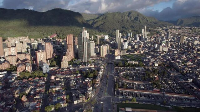 Paisaje urbano en una tarde soleada en la ciudad de Bogot&aacute; (Colombia), pais latinoamericano
