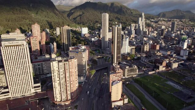 Paisaje urbano en una tarde soleada en la ciudad de Bogot&aacute; (Colombia), pais latinoamericano