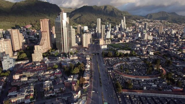 Paisaje urbano en una tarde soleada en la ciudad de Bogot&aacute; (Colombia), pais latinoamericano