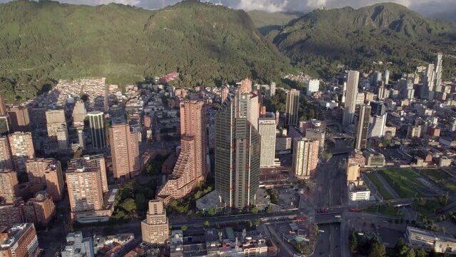 Paisaje urbano en una tarde soleada en la ciudad de Bogot&aacute; (Colombia), pais latinoamericano