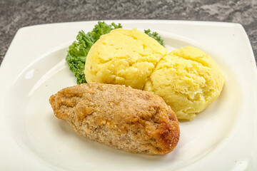 Crispy chicken cutlet with mashed potato