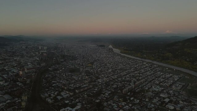 anocheciendo en el sur de chile,paneo desde la ciudad al cerro