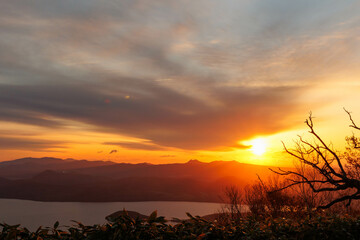 朝日に染まる雄大な津別峠「秋の北海道」