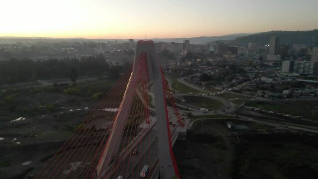 Primer plano del puente Treng Treng Kay Kay de fondo la ciudad de Temuco en un atardecer de invierno.