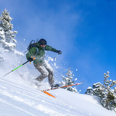 Gekonnt Skifahren im Telemarkstil im freien Gelände