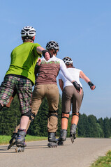 Gemeinsames Workout im Grünen auf Inlinern
