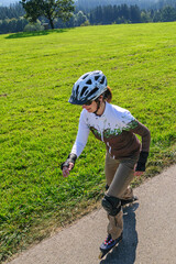 Junge Frau hat Spaß beim Skaten mit Roller Skates
