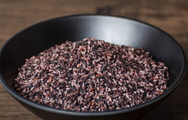 Black rice, rice, white rice, oats, rice bran in a bamboo basket, wooden spoon, rice jar, bowl