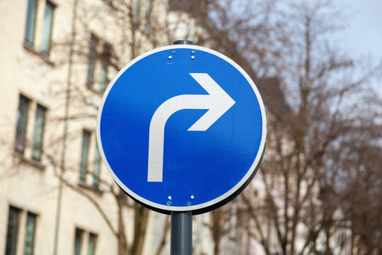 right turning traffic sign in a city street