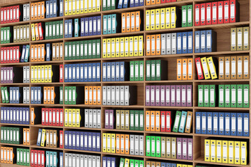 Serie di raccoglitori, cartelle di vari colori per la classificazione dei documenti. Database in scaffale a libreria.. - obrazy, fototapety, plakaty
