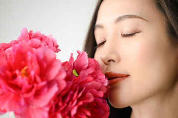 Fototapeta premium ピンクの花（牡丹）と美しい日本人女性