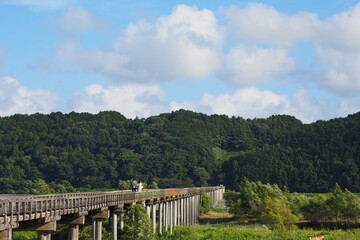 Fototapeta na wymiar 青空と木造最長の橋の蓬莱橋