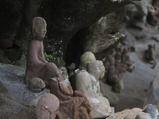 並んだ日本の仏像を横から撮った写真