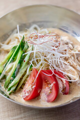 鶏肉たっぷりゴマダレ冷麺