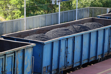 Pociąg towarowy z wagonami z węglem kamiennym jedzie na ukrainę. 