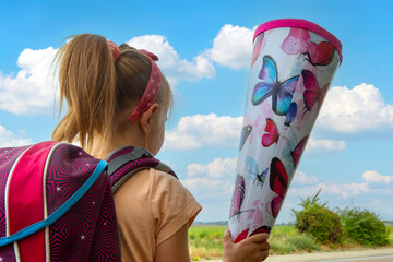 Symbolbild: Mädchen auf dem Weg zu ihrem ersten Schultag (model released)