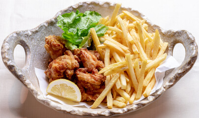 鶏の唐揚げとポテトフライ