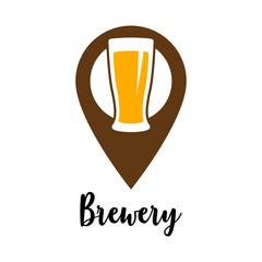Logotipo con texto manuscrito Brewery con silueta de vaso de cerveza en puntero de posición en varios colores © teracreonte