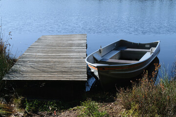 Obraz premium Steg mit Boot am Weiher