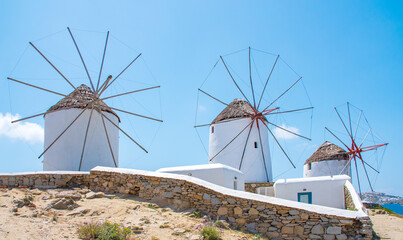
Alte Windmühlen Kato Mili    Die malerische  Hauptstadt Chora bekannt als Mykonos-Stadt auf der beliebten Kykladeninsel Mykonos, Griechenland
