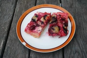 Zwei Kuchenstücke auf Teller