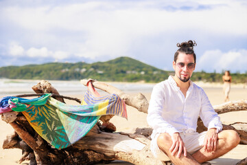 オーストラリアのビーチでヒスパニック系のサングラスをかけた男性と青空