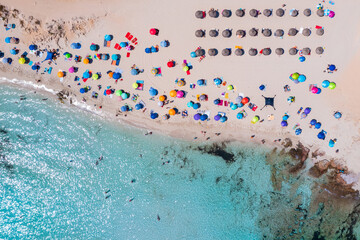 Une plage aux eaux turquoises en été avec des parasols