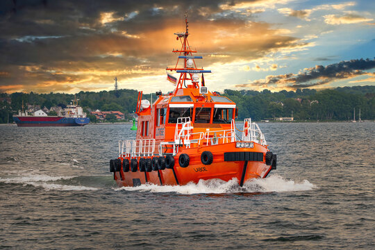Lotsenschiff in der Kieler F&ouml;rde bei Kiel Holtenau