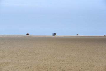 Fototapeta na wymiar weitläufiger Strand in den Niederlanden