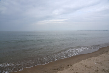 Regenwolken über dem Strand von Renesse/Niederlande