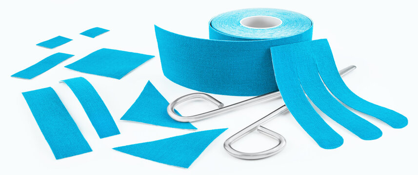 Kinesio Tape mit Schere auf weissem Hintergrund