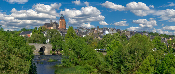 Skyline der Altstadt von Wetzlar mit Dom und Lahn bei sonnigem Sommerwetter mit aufgelockerter...