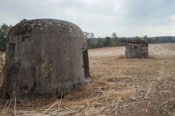 Naklejka premium Rozrzucone pośród pól pozostałości fortyfikacji po ostatniej wojny światowej w województwie lubuskim