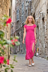 Blonde Frau(Mädchen lächelt mit luftigem Pinkem Sommerkleid und geht zur Kamera  | Italien , Cinque Terre - Vernazza (Riviera di Levante)